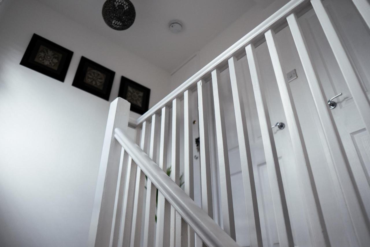 Large 4 Bedroomproperty Driveway And 3 Bathrooms Burton Latimer Экстерьер фото