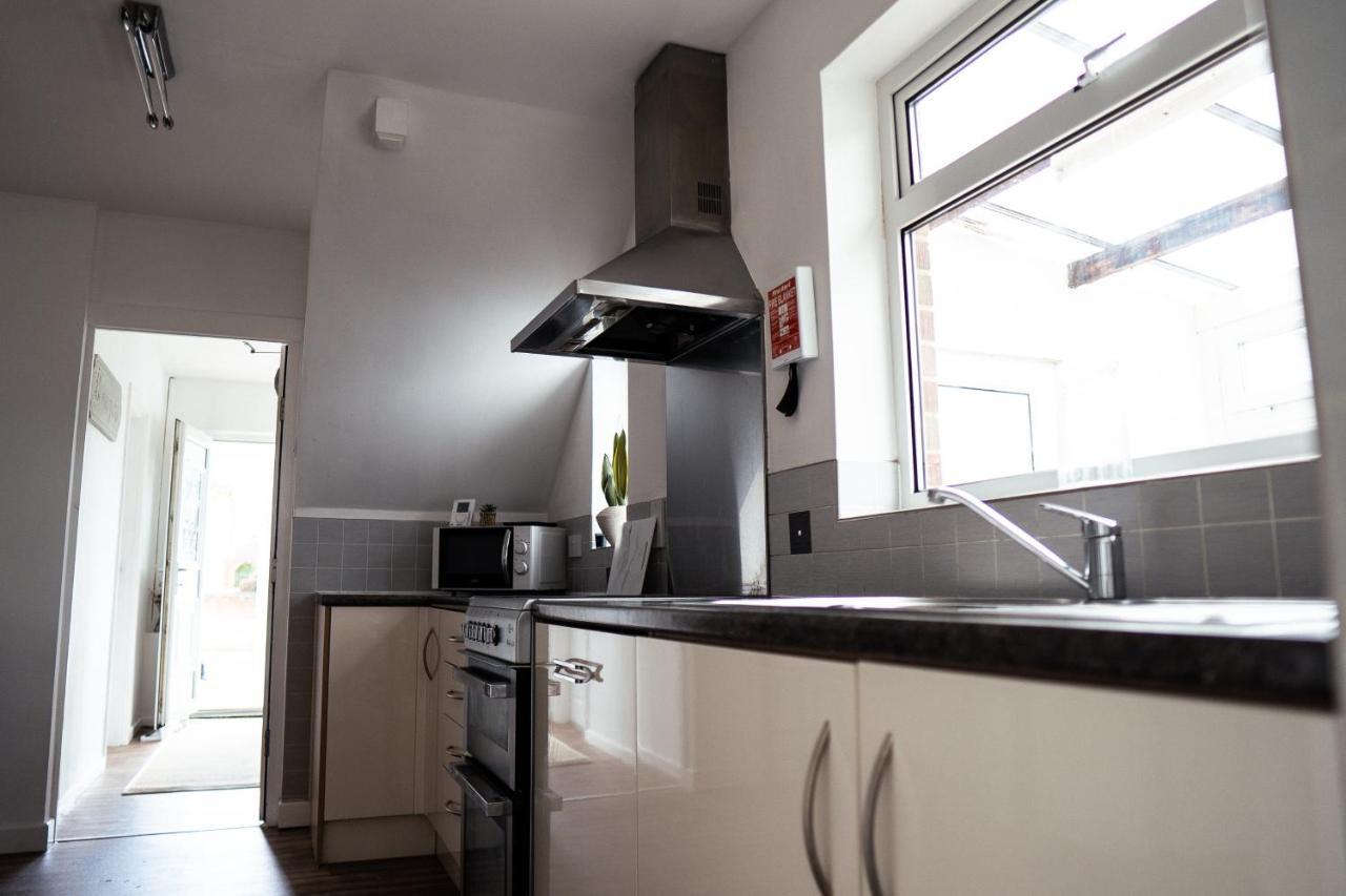 Large 4 Bedroomproperty Driveway And 3 Bathrooms Burton Latimer Экстерьер фото